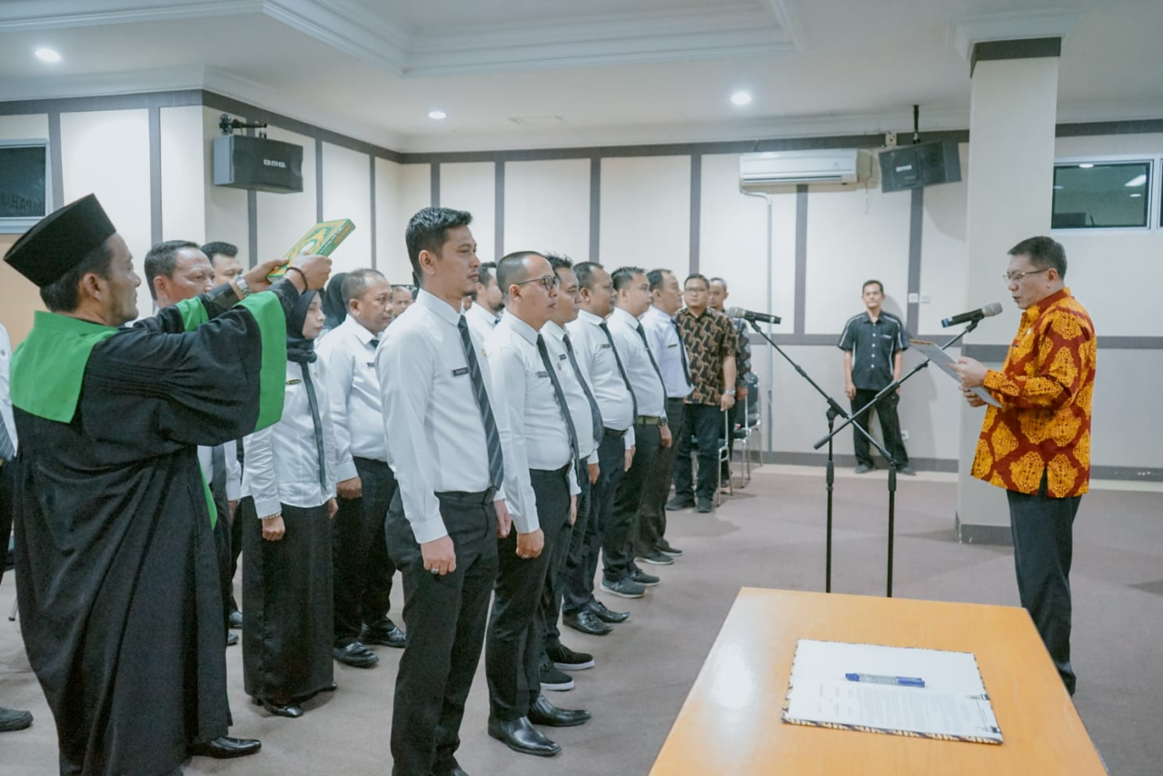 Kepala BPPKAD Gresik Andhy Hendro Wijaya saat melantik 17 Juru Sita Pajak Daerah. SP/M Aidid
