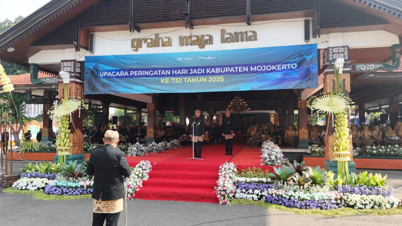 Bupati Mojokerto Muhammad Al Barra saat memimpin upacara Hari Jadi Kabupaten Mojokerto ke-732 tahun.