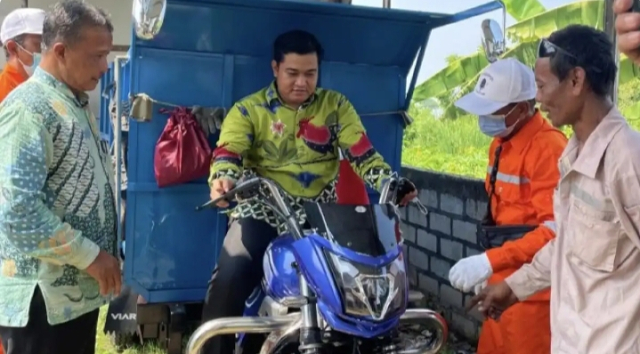 Ketua DPRD Gresik Muhammad Syahrul Munir mencoba menaiki motor pengangkut bak sampah untuk Desa Tanggulrejo, Kecamatan Manyar. SP/M Aidid 
