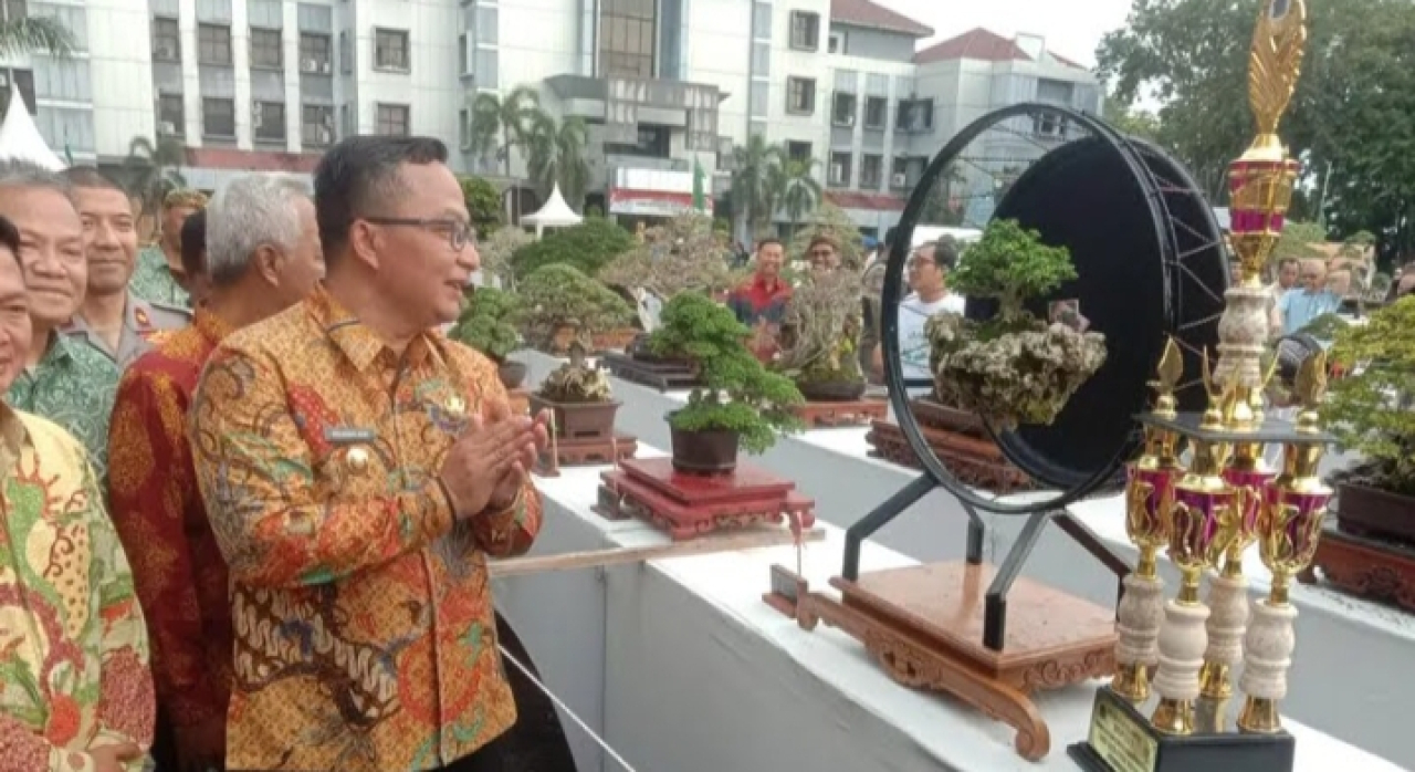 Plt Bupati Gresik dr Asluchul Alif saat memilih tanaman bonsai terunik menurut versi pria yang juga Wabup Gresik ini karena ditanam seperti melayang. SP/M Aidid