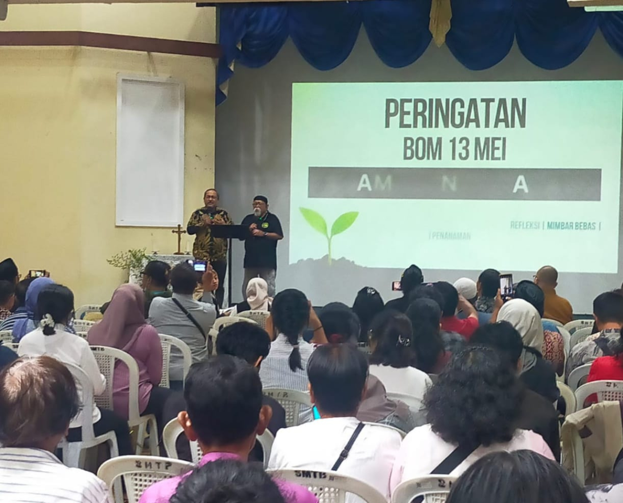 Nasir Abas mantan jama'ah islamiyah (JI) (kiri batik) dan Tony Soemarno Penyintas bom JW Marriott (kanan kaos hitam). SP/Achmad Adi