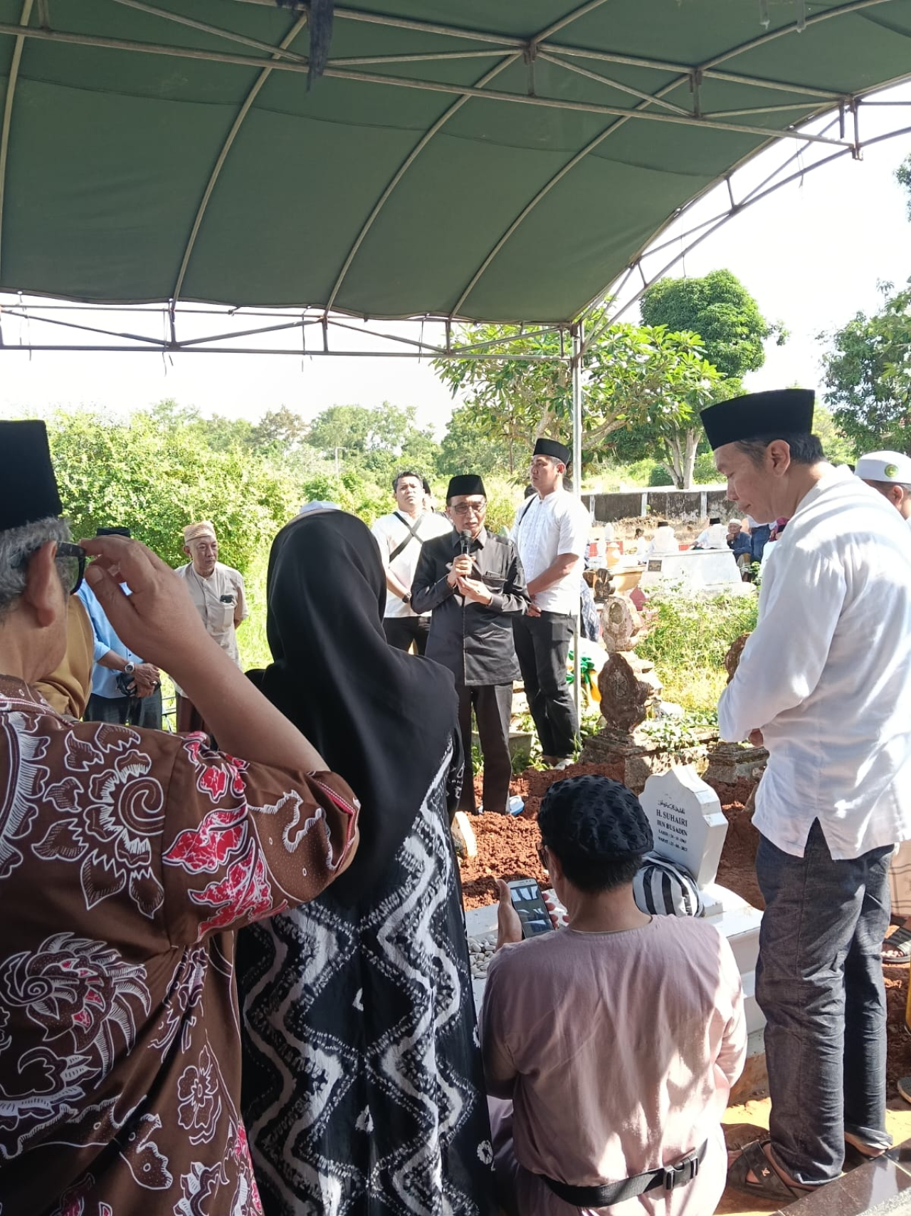 Areal Pemakaman Adik, Ketua Mahkamah Agung (RI) Prof. DR. Sunarto, SH. MH, di Kab. Sumenep