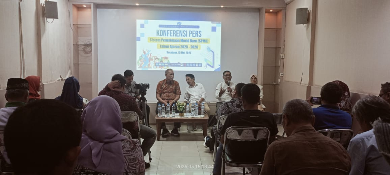 Kepala dinas pendidikan kota Surabaya Yusuf Masruh saat memberi penjelasan mengenai SPMB. SP/Achmad Adi