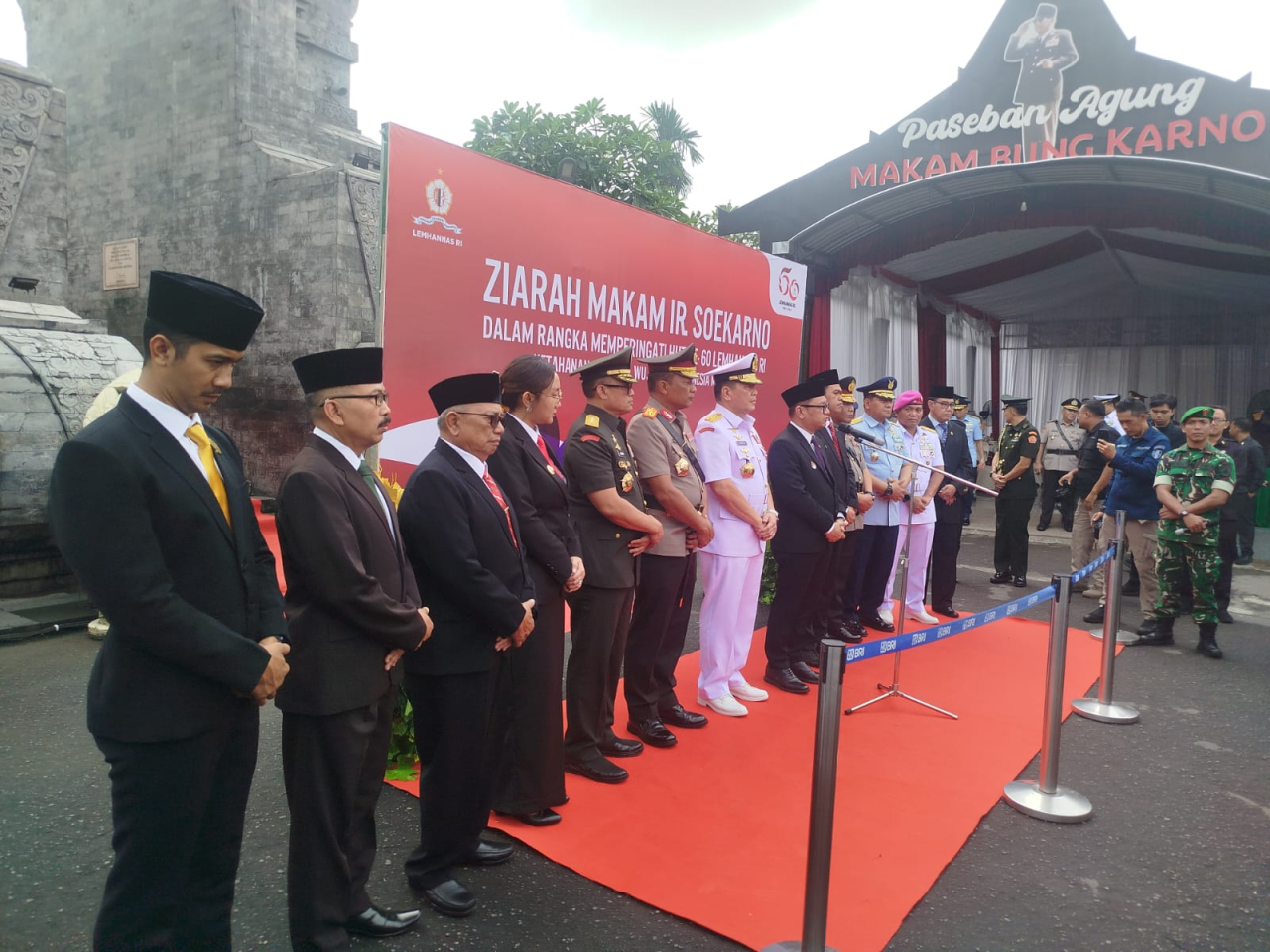 Rombongan Gubernur Lemhanas saat berziarah ke makam Bung Karno. SP/Lestariono
