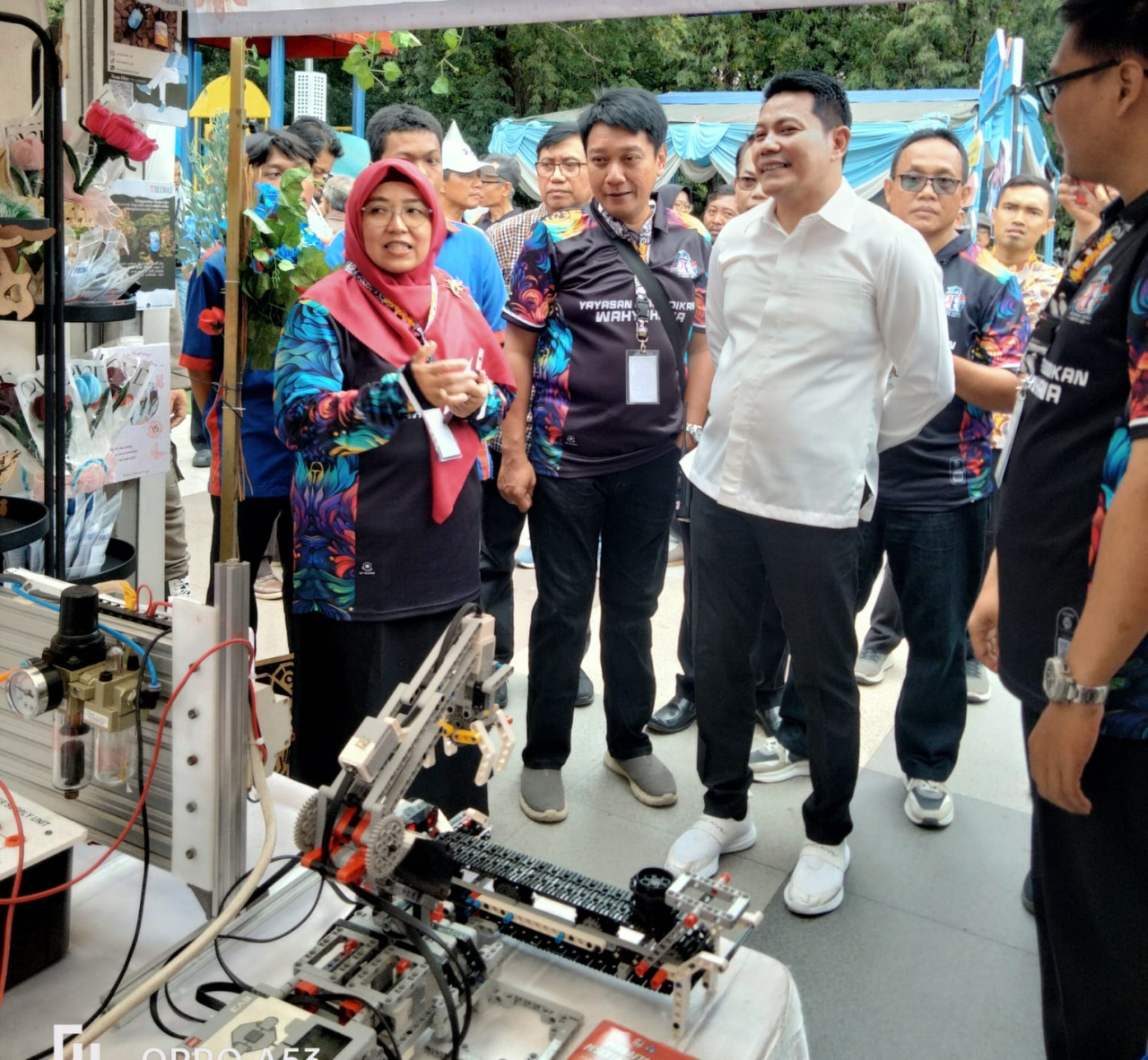 Ketua Pameran Pendidikan Antartika Fair 2025, Retno Purwolystiorini,   bersama Ketua yayasan Wahyuhana dampingi bupati  lihat karya siswa. SP/HDK