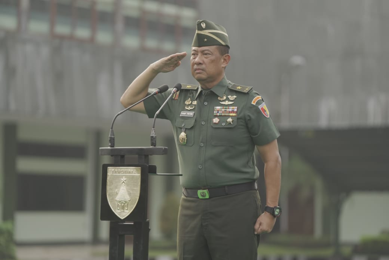 Upacara bendera 17 Mei 2025 di Lapangan Ahmad Yani Makodam V/Brawijaya berlangsung khidmat, dipimpin oleh Kasdam V/Brawijaya. SP/Achmad Adi