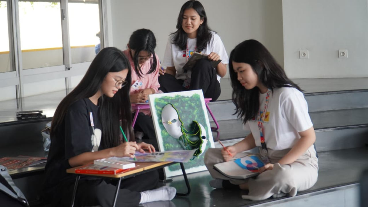 Beberapa peserta Graphic Marathon saat serius menggambar selama 4 jam tanpa jeda di Bharatika. SP/Achmad Adi
