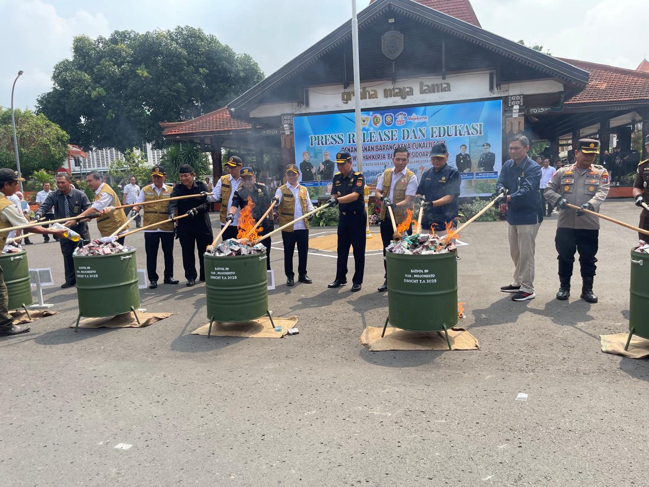 Bupati Mojokerto Gus Barra beserta Kepala Kantor Bea Cukai Sidoarjo dan jajaran Forpimda saat memusnahkan jutaan barang ilegal hasil sitaan.