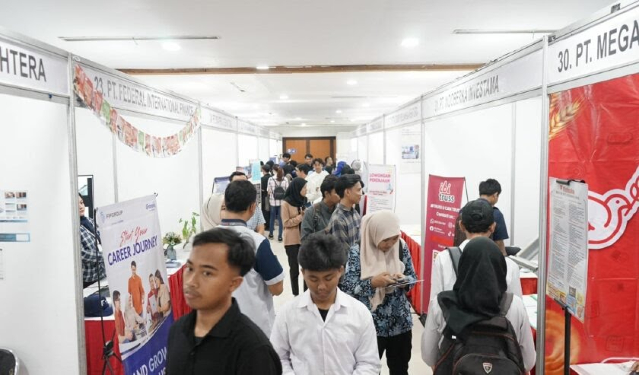 Suasana bursa kerja Disperinaker Surabaya dipadati pencari kerja, SP/istimewa