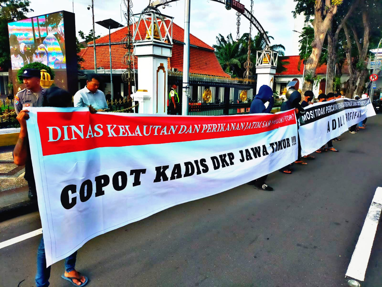 Pendemo bentangkan poster dan spanduk saat aksi desak Gubernur Jatim copot pejabat Dinas Kelautan dan Perikanan terkait dugaan korupsi. SP/Achmad Adi