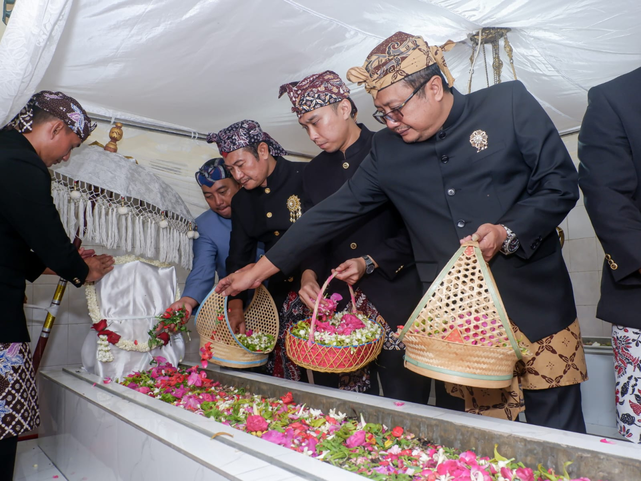 Ketua DPRD, Wabup dan bupati saat menabur bunga ke salah satu makam leluhur. SP/IST