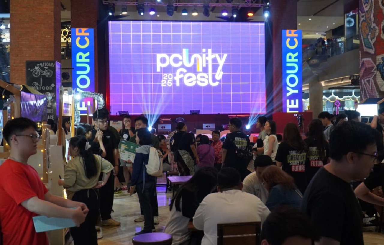 Keramaian suasana PCUnity Fest 2025 yang berlangsung di Food Society, Pakuwon Mall Surabaya. SP/ Achmad Adi