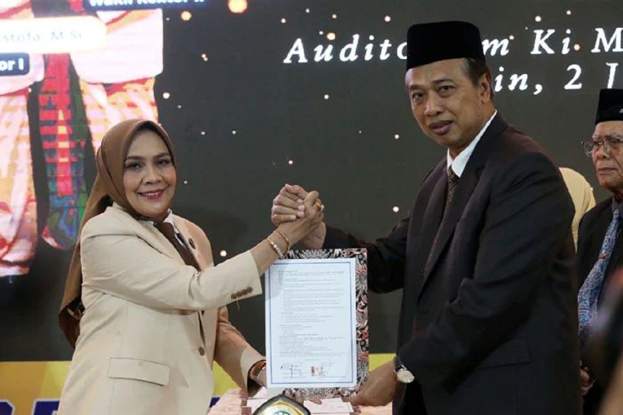 Prof. Dr. Siti Marwiyah resmi dilantik kembali sebagai Rektor Unitomo 2025–2029, siap wujudkan lompatan perubahan lewat 12 poin Pakta Integritas. SP/ Achmad Adi 