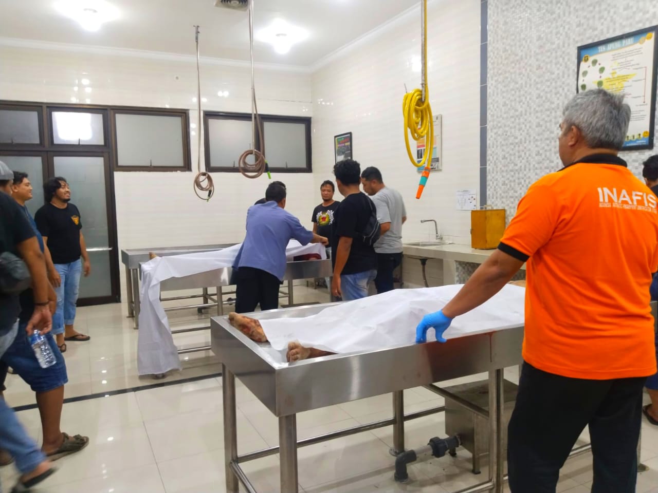 Dua jenazah diduga pembobol Gudang Rokok tergletak di kamar jenazah RS BHAYANGKARA Polda Jatim. SP/ Achmad Adi