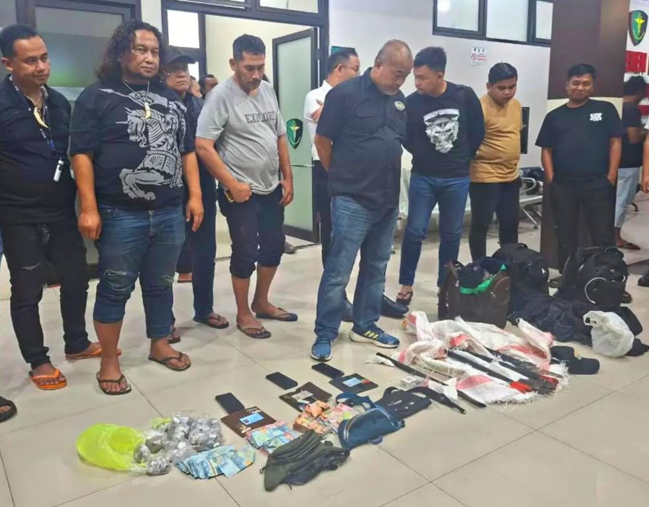 Barang bukti pembobolan gudang rokok yang sempat dilakukan komplotan ini di Bali dan Jatim. SP/ Achmad Adi