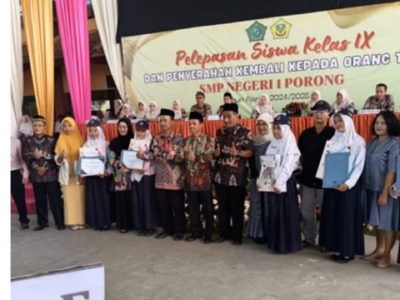 Acara pelepasan dan penyerahan siswa kelas IX di halaman Sekolah SMP Negeri 1 Porong. SP/ HIKMAH