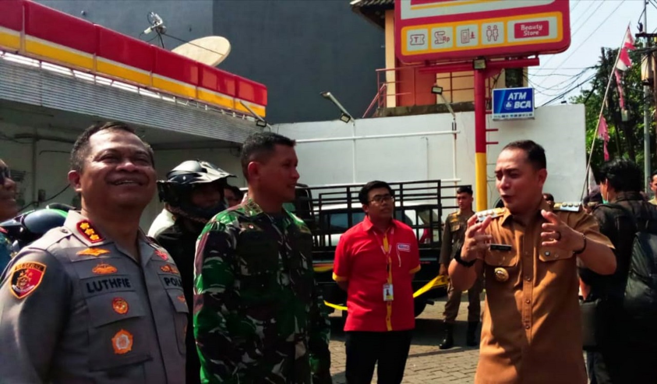 Wali Kota Surabaya Eri Cahyadi temukan penyalahgunaan lahan parkir di salah satu toko modern kawasan Dharmahusada. SP/ Achmad Adi