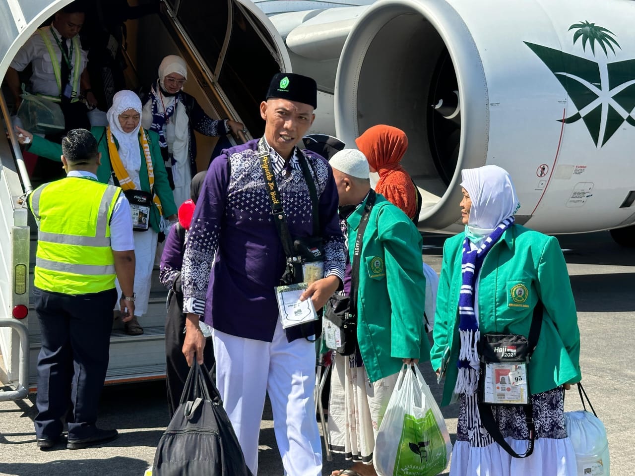 Jamaah haji kembali ke tanah air dengan selamat di Bandara Internasional Juanda. SP/ Achmad Adi