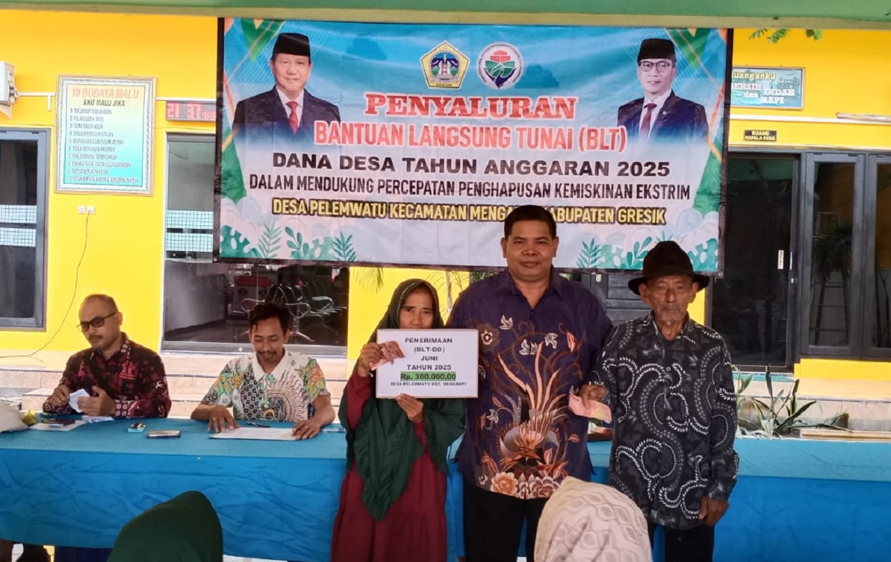 Kepala Desa Pelemwatu Sukayin saat menyalurkan BLT bertempat di balai desa setempat. SP/Maidid