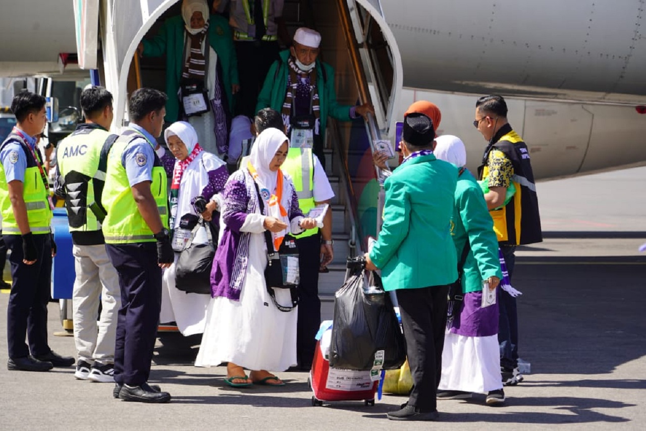Momen kedatangan kloter pertama jemaah haji Jawa Timur di Bandara Juanda. Proses debarkasi dijadwalkan berlangsung hingga 10 Juli dengan total 97 kloter. SP/ Achmad Adi