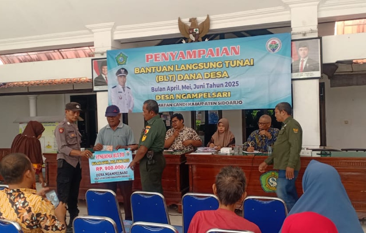 Penyaluran Bantuan Langsung Tunai (BLT-DD) tahun anggaran 2025 oleh Pemerintah Desa Ngampelsari. SP/ HIKMAH