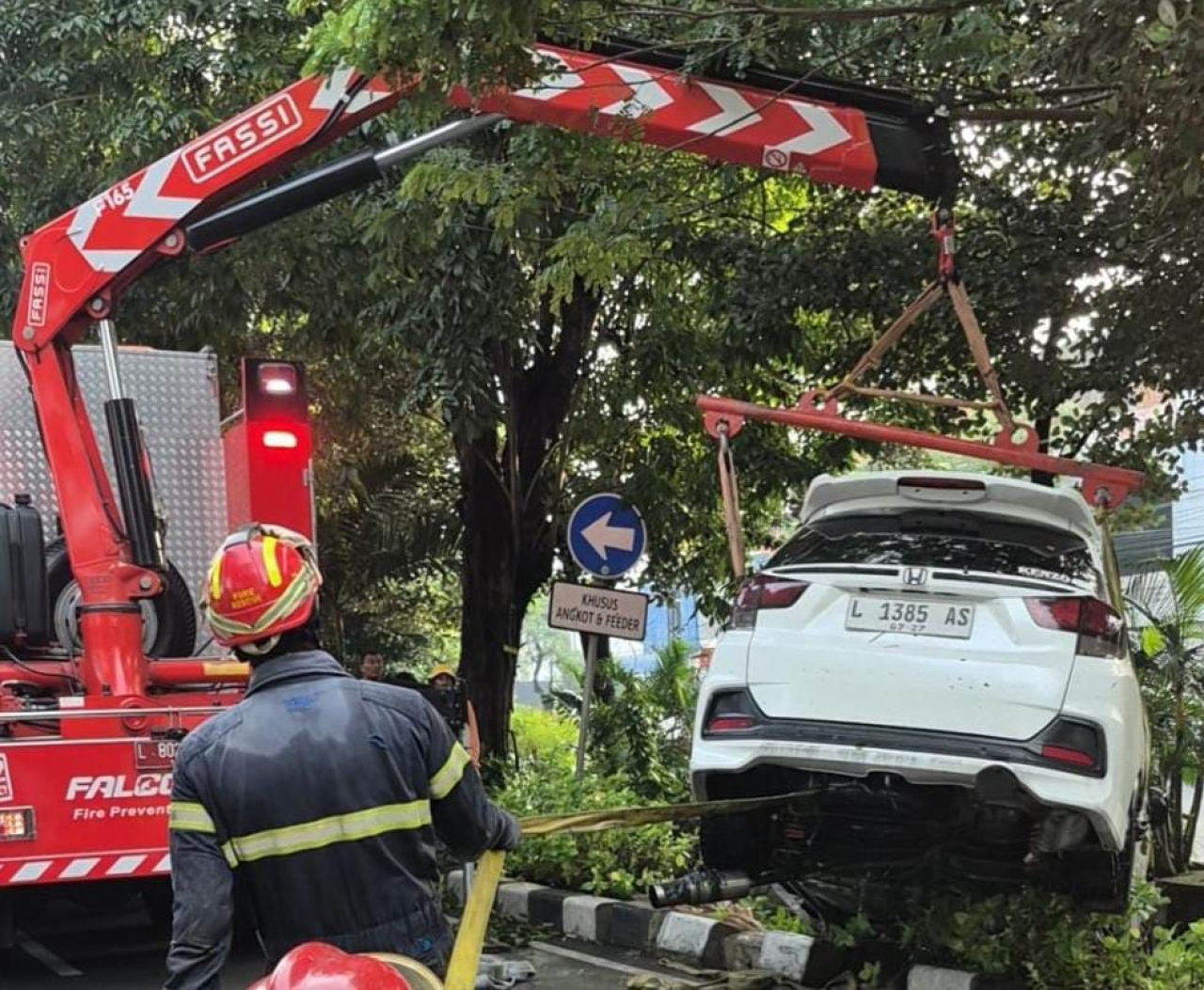 DPKP Surabaya efakuasi mobil tercebur di sungai Bratang. SP/Achmad Adi