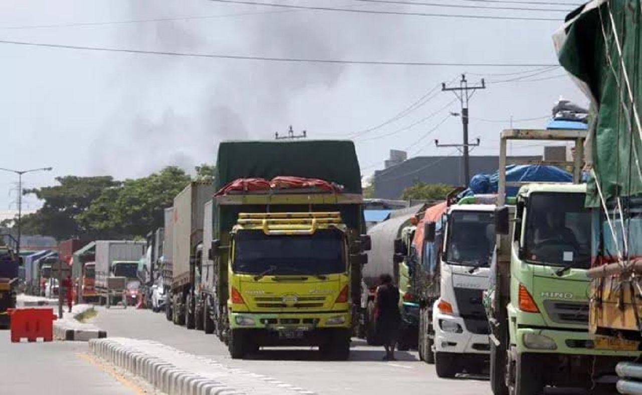 Ratusan truk padati jalan menuju Surabaya. SP/ ACHMAD ADI 