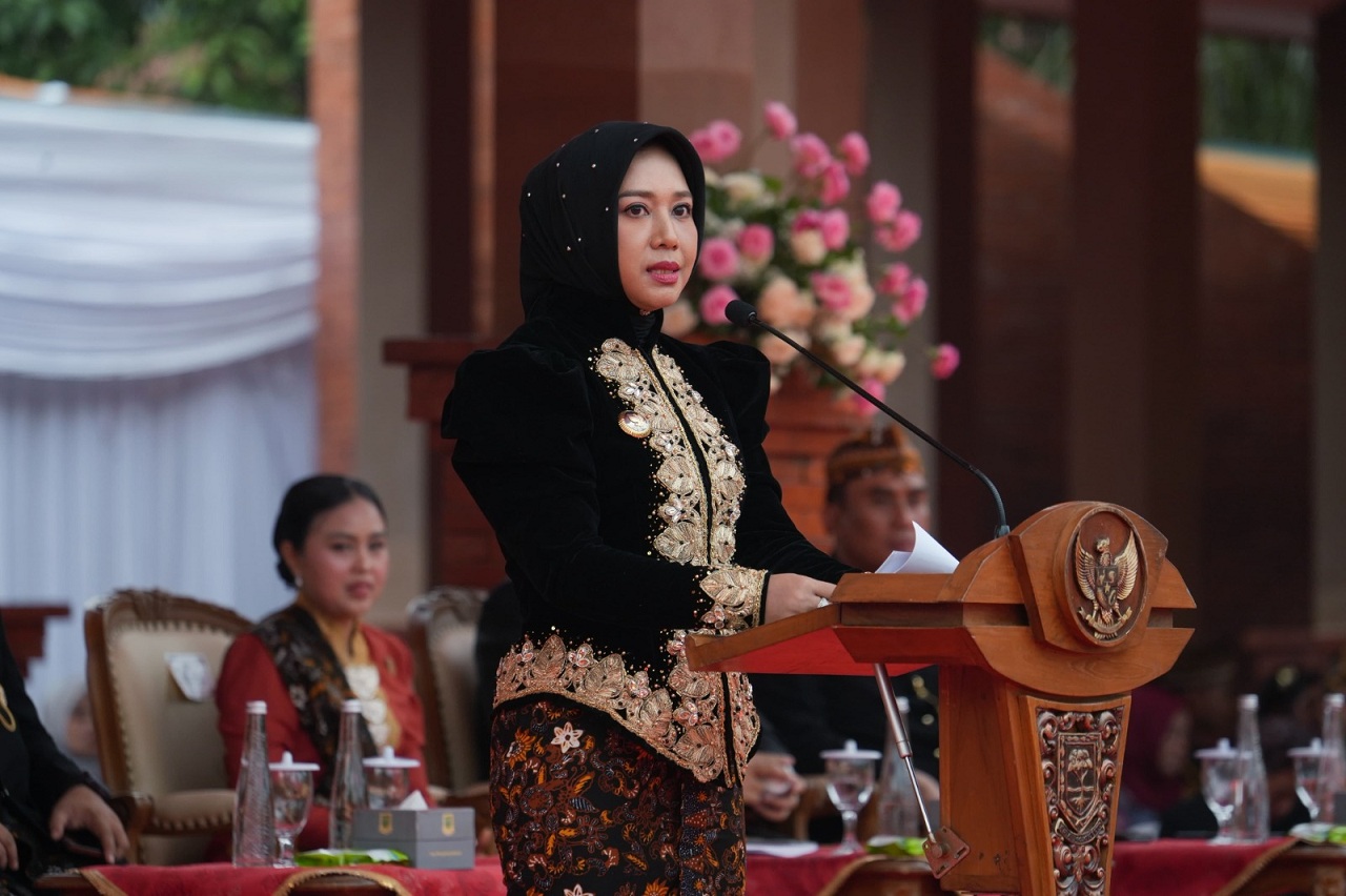 Walikota Mojokerto Ning Ita saat perayaan hari jadi Kota Mojokerto ke-107 di Alun-alun. SP/ DWI