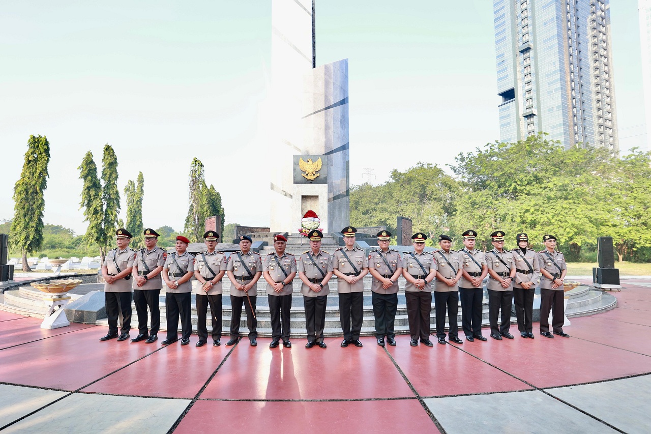 Jajaran Polda Jatim usai ziarah dimakam pahlawan peringati hari Bayangkara ke 79. SP/ Achmad Adi