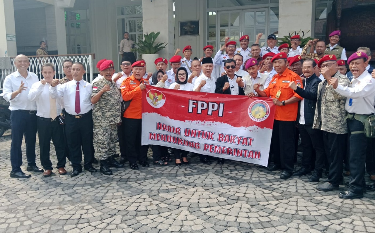 Puluhan anggota FPPI memberi dukungan moral kepada saksi yang didampingi beberapa anggota Tim Advokasi FPPI yang mendatangi kantor Polresta Sidoarjo, dalam rangka menghadiri klarifikasi sebagai saksi pada kasus konten di Medsos tersebut. SP/ HIKMAH