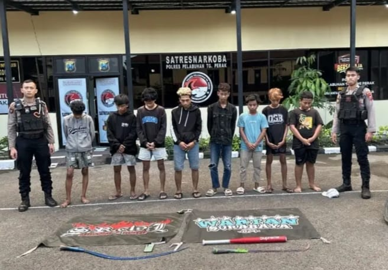 8 pelajar dan atribut serta alat untuk tawuran berhasil di ringkus polres tanjung perak surabaya