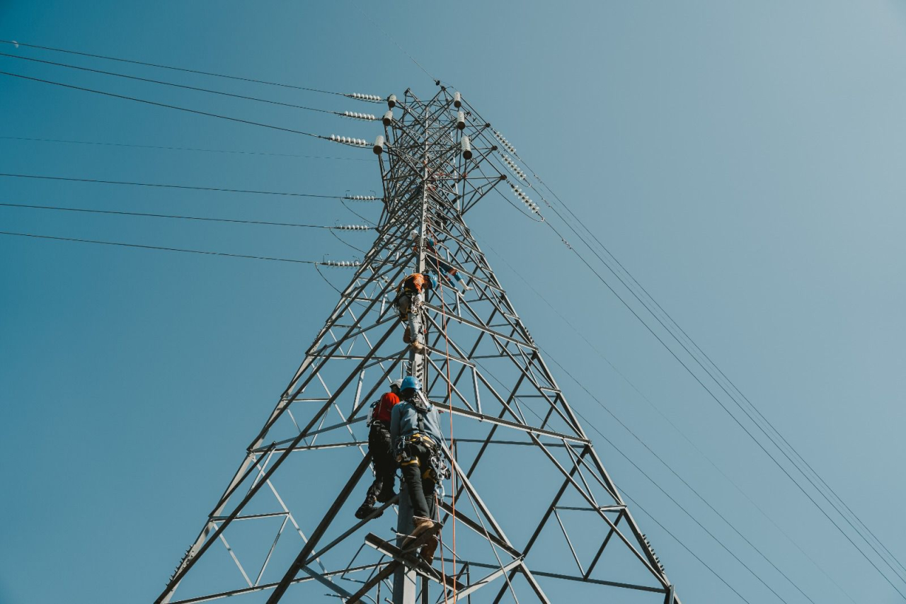 Petugas PLN melakukan pengecekan pada tower transmisi di Desa Tengatiba, Kec. Aesesa Selatan, Kab. Nagekeo, Nusa Tenggara Timur. Foto/Humas PLN
