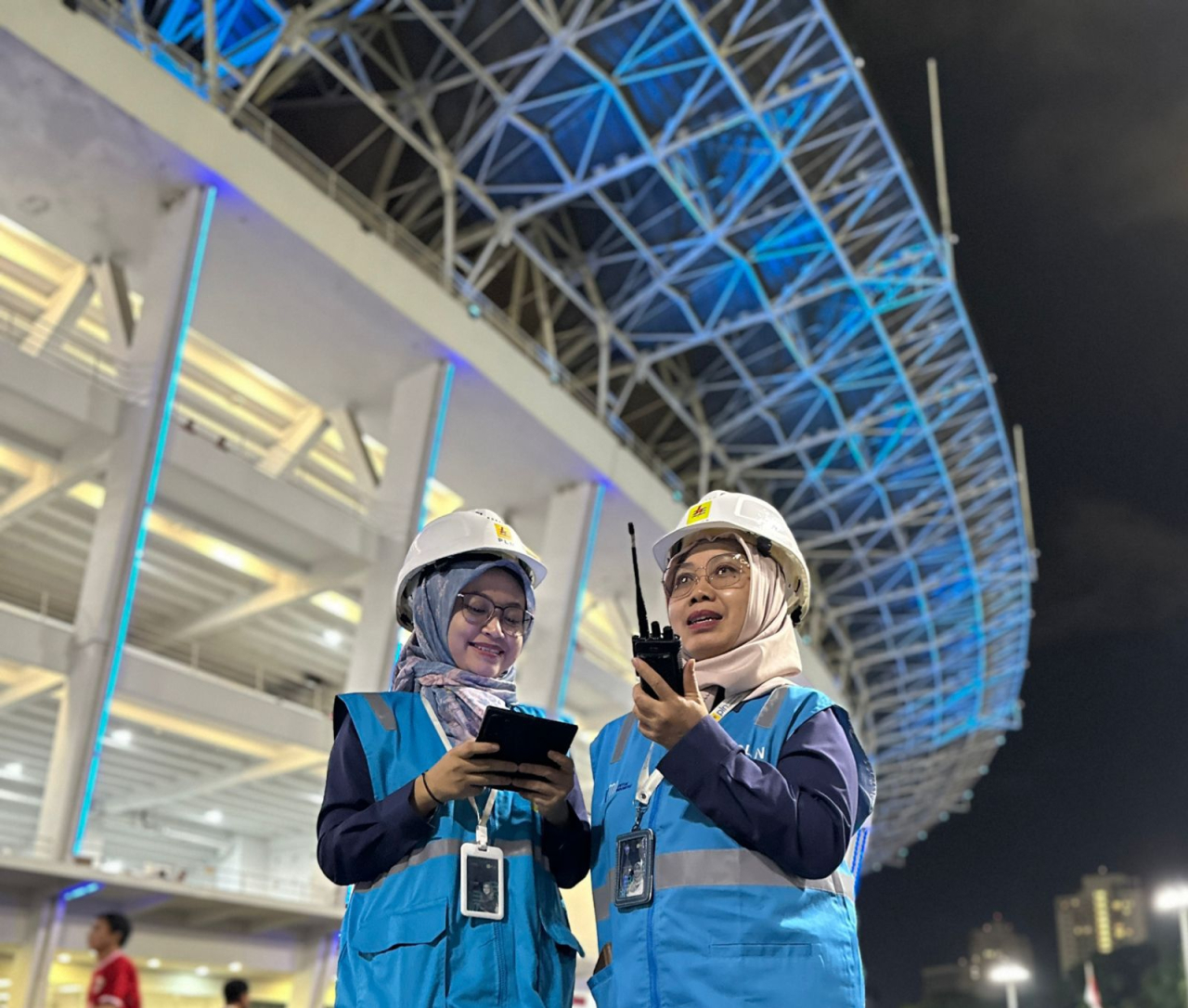 Srikandi PLN bersiaga saat pertandingan Kualifikasi PD 2026 Zona Asia antara Indonesia vs China berlangsung di Stadion Utama GBK pada Kamis, (5/6/2025). Foto/Humas PLN