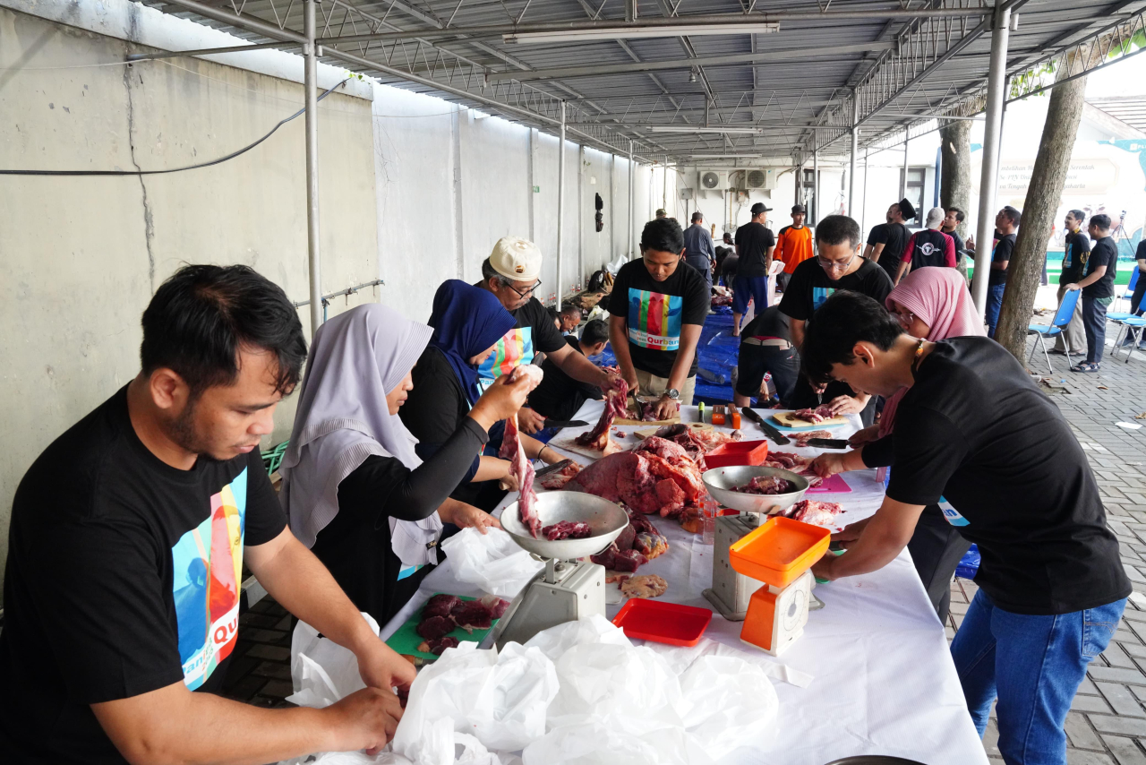 Panitia kurban Iduladha PLN UID Jawa Tengah dan D.I. Yogyakarta saat menimbang daging untuk disalurkan kepada penerima manfaat di Semarang, pada Jumat (6/6). Foto/Humas PLN