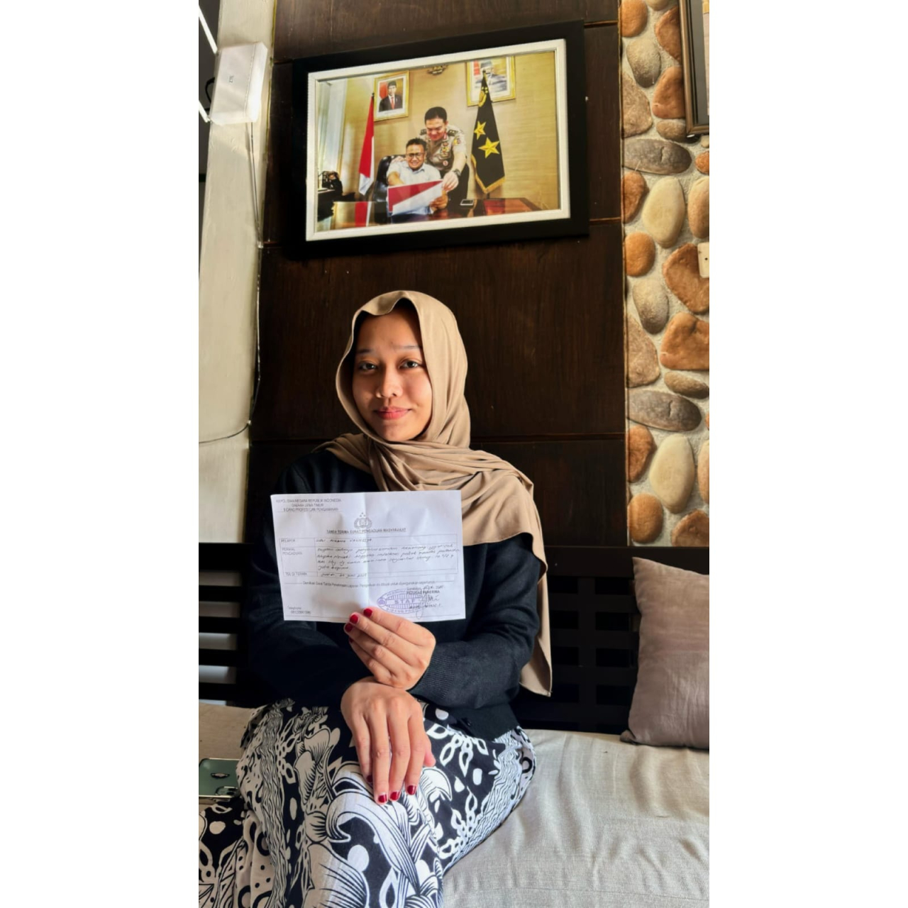 Vanessya, mahasiswi asal Sidoarjo korban pemerasan oknum polisi tunjukan surat laporan ke Polda Jatim (foto istimewa)