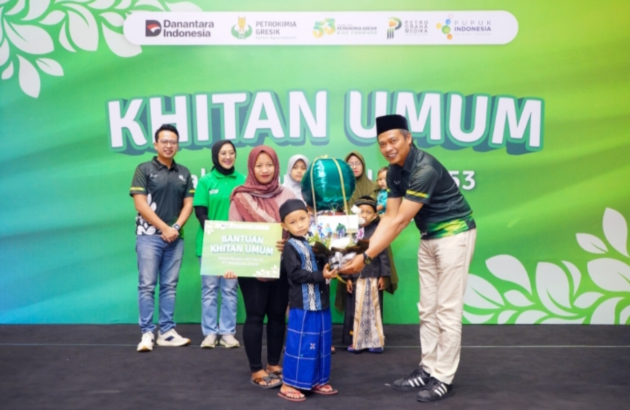 SVP Umum Petrokimia Gresik, Waluyo Sirdjo menyerahkan bantuan secara simbolis kepada peserta khitan.