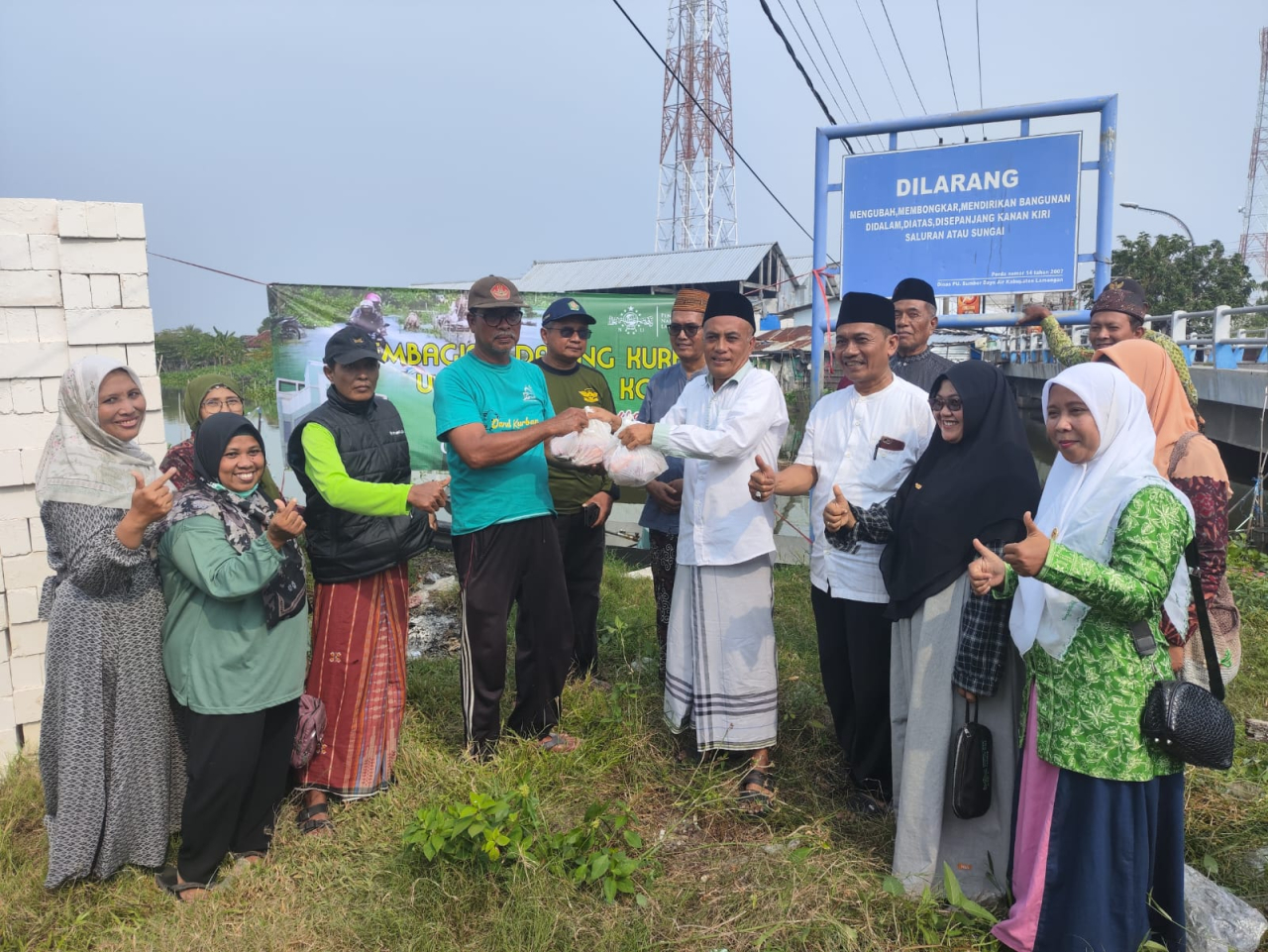 Ketua Tanfidziah PCNU Kabupaten Lamongan terpilih, menyerahkan daging kurban secara simbolis.  FOTO:SP/MUHAJIRIN