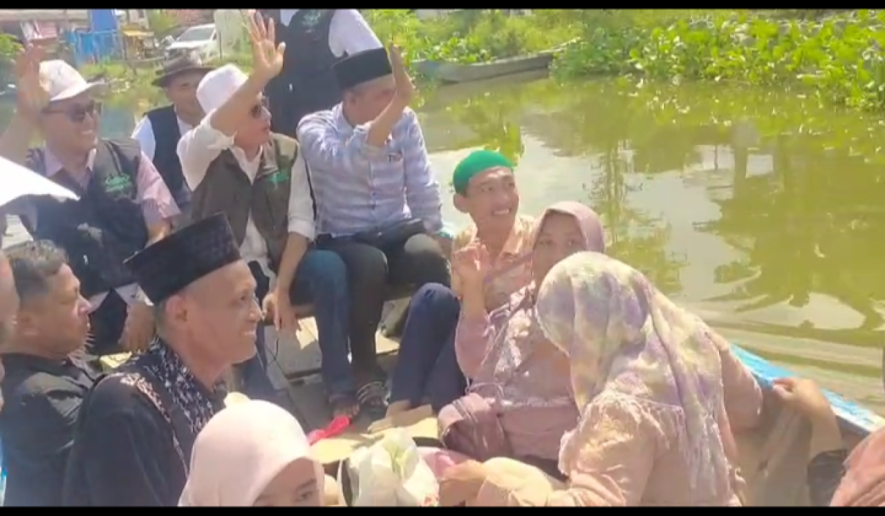 Rombongan tim PCNU Lamongan saat menaiki perahu menuju lokasi baksos.  FOTO:SP/MUHAJIRIN