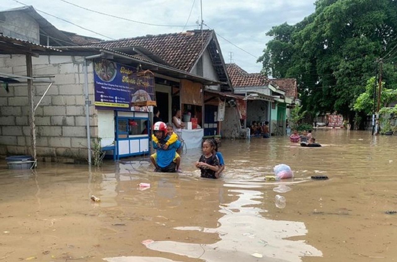 Kondisi banjir di Desa Kademangan Jombang, banyak warga yang mengungsi. SP/ JBG