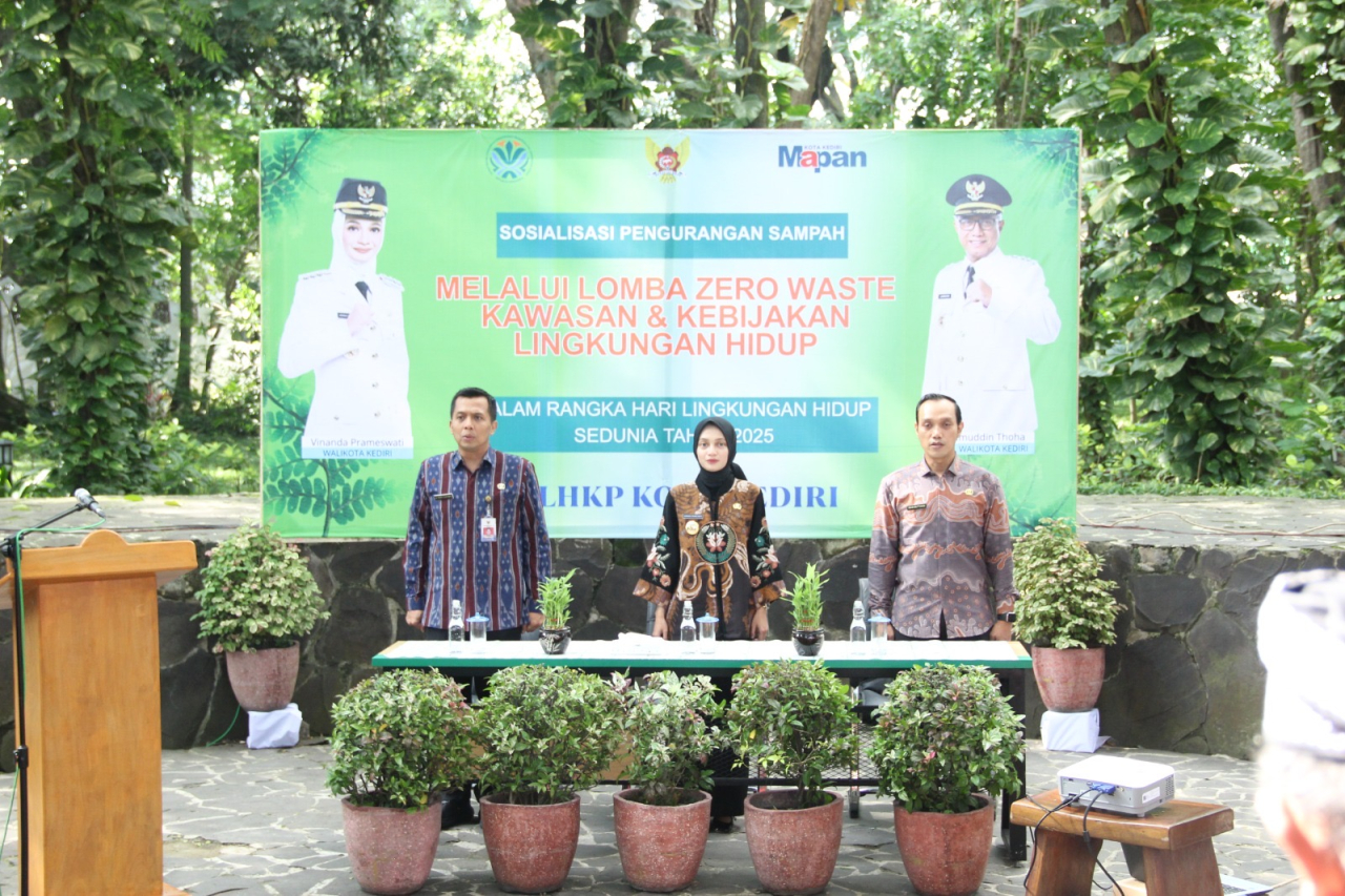 Wali Kota Kediri Vinanda Prameswati bersama Asisten dan Kepala DLHKP Kota Kediri Imam Muttakin (kanan)