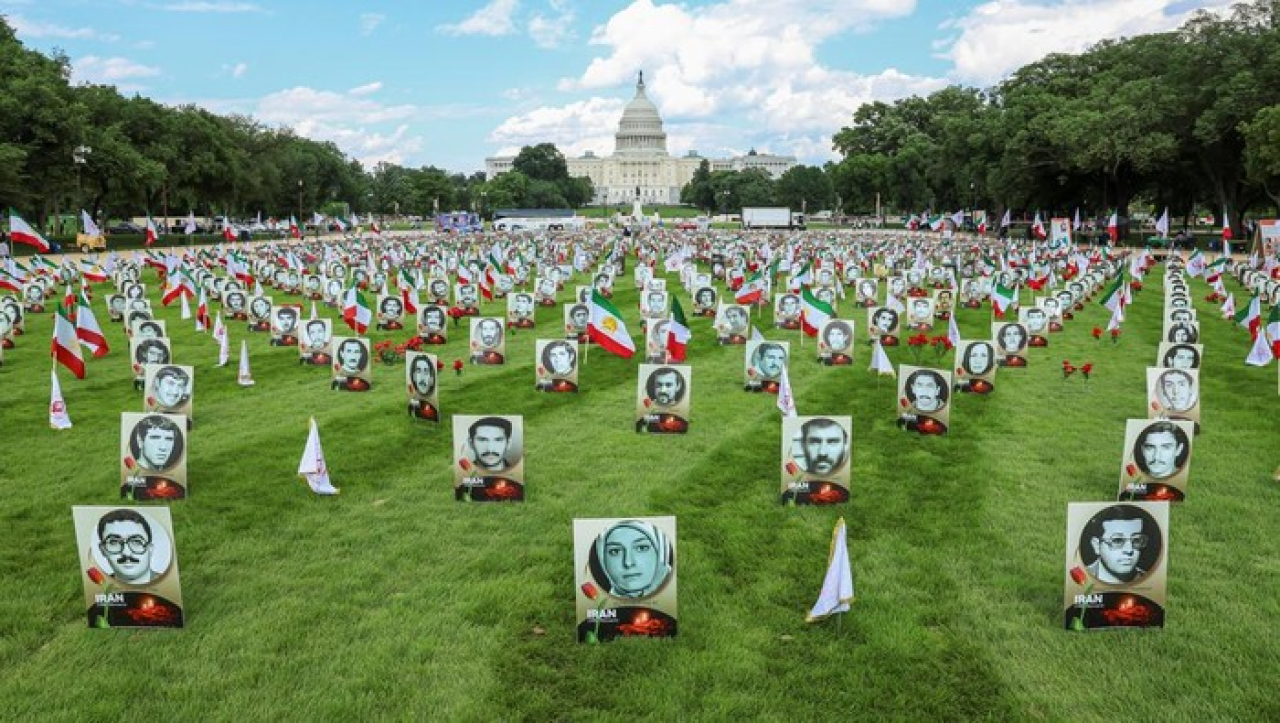 Aktivis Iran penuhi National Mall dengan bendera dan foto korban. Mereka menyerukan perubahan rezim dan dukungan untuk rakyat Iran yang tertindas.