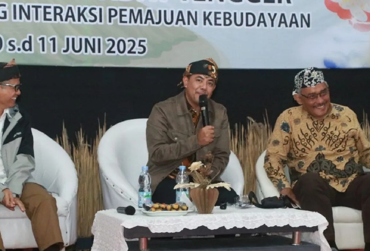 Bupati Probolinggo Mohammad Haris (tengah) saat dialog budaya masyarakat adat Tengger di Desa Ngadisari, Kecamatan Sukapura, Kabupaten Jember. SP/ PRB