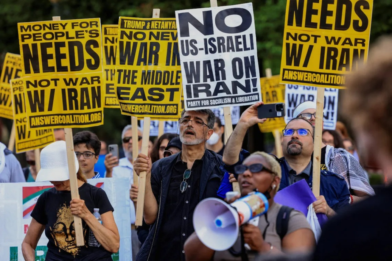 Gelombang demonstrasi dari warga AS yang meminta Presiden Donald Trump tidak ikut andil dalam peperangan Israel yang melawan Iran