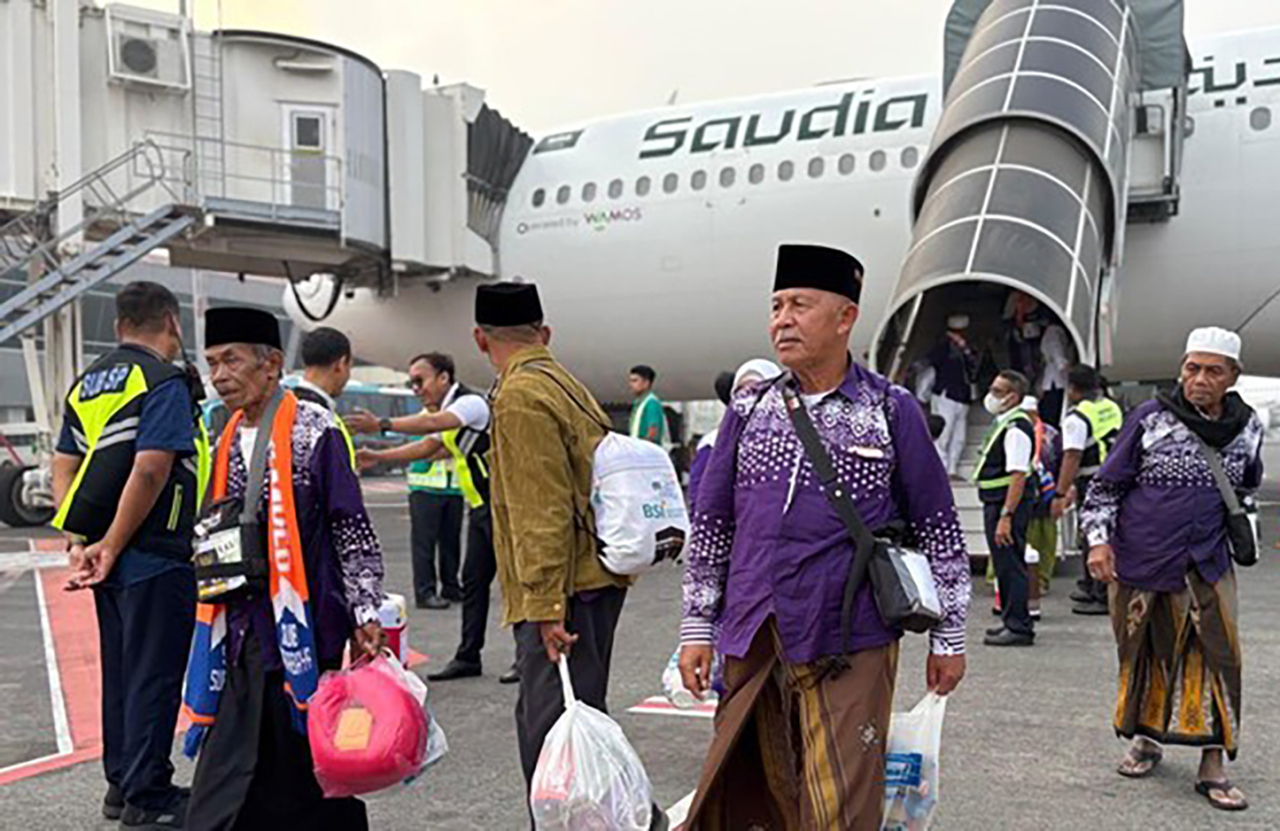 Sebanyak 376 jemaah haji dari Kabupaten Jember, kloter 33 Debarkasi Jawa Timur, tiba di Bandara Juanda dengan selamat