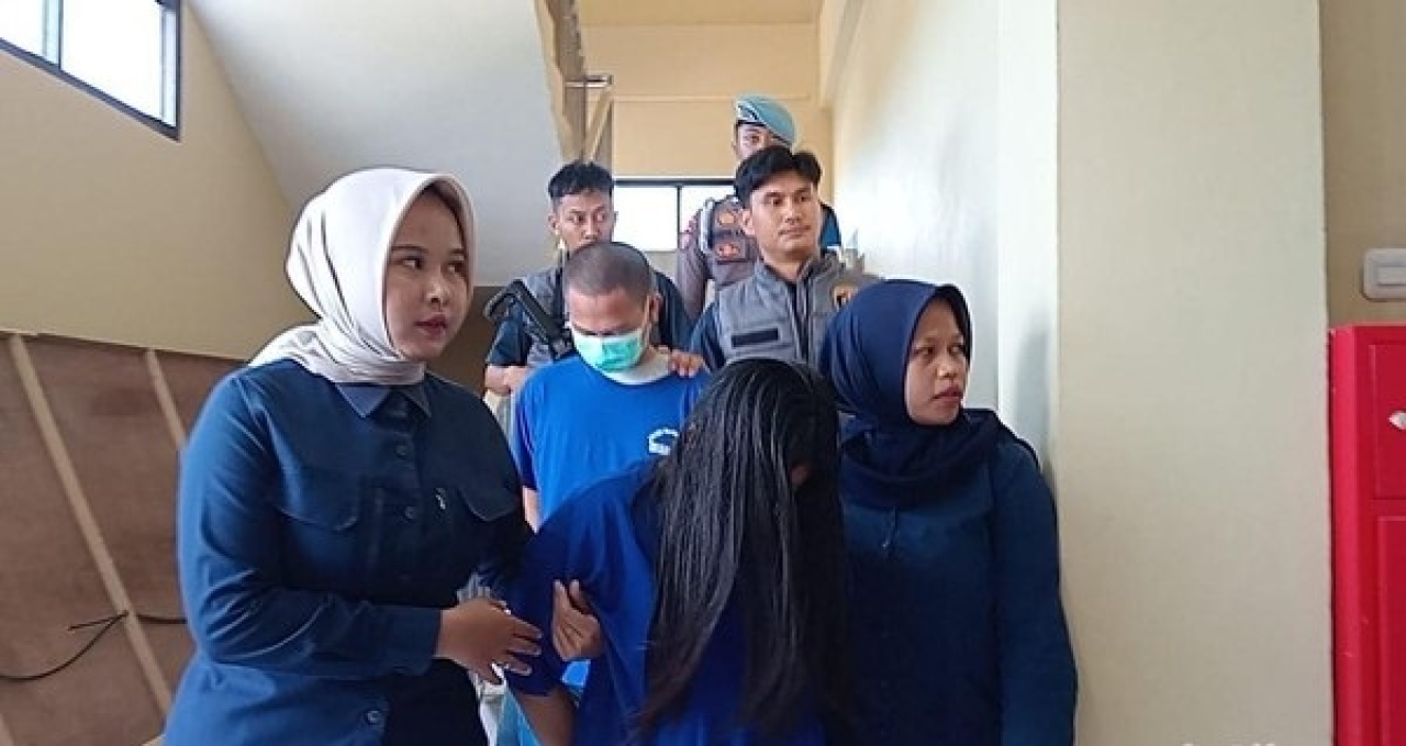 Pasangan suami istri, berinisial WJC dan E, saat diamankan oleh Polres Pangandaran setelah kedapatan melakukan live streaming esek-esek.