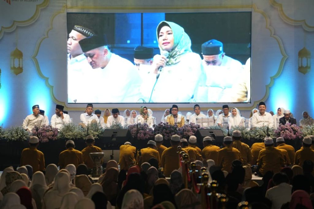 Walikota Ning Ita saat mengikuti Mojokerto Bersholawat sambut HUT Kota Mojokerto ke-107