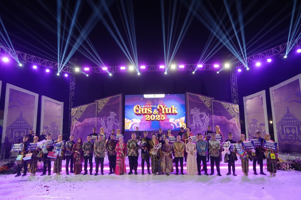 Kemegahan malam grand final Gus dan Yuk Kota Mojokerto tahun 2025 di Amphitheater wisata TBM