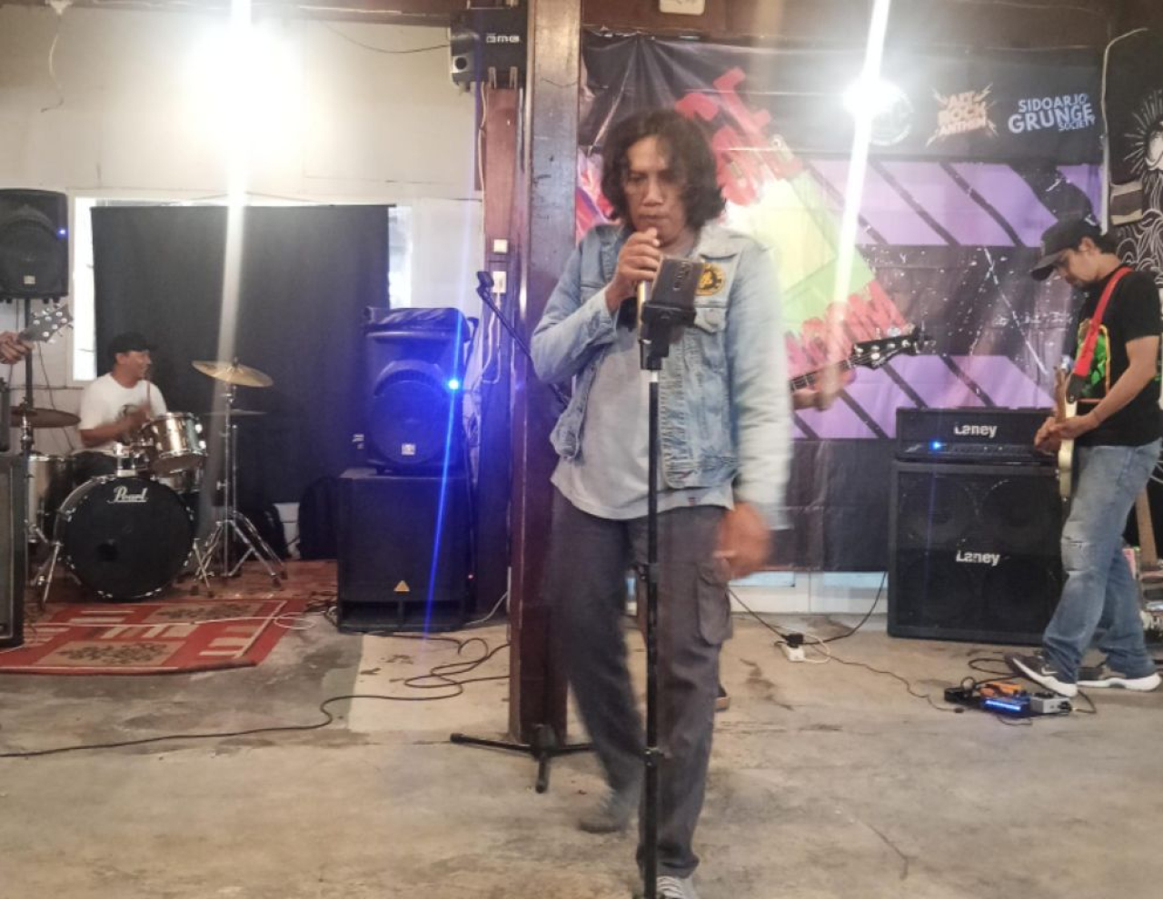 Aksi band Lusia saat membuka acara.