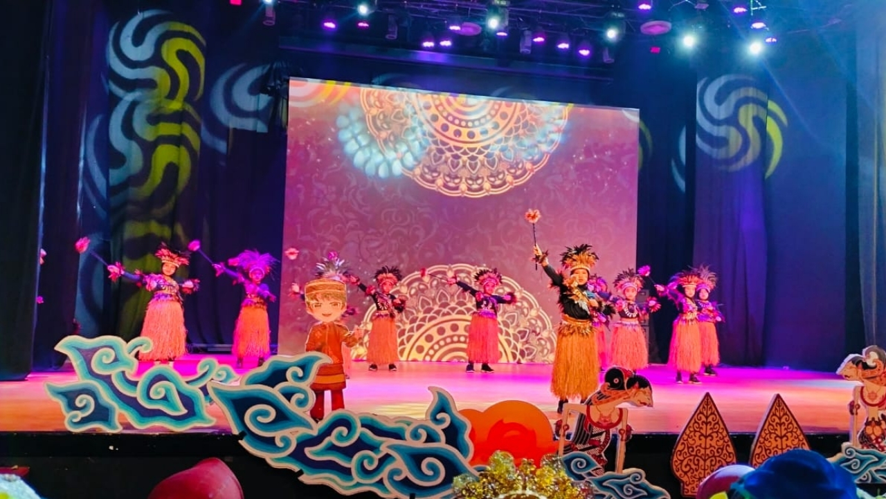 Suasana Gelar Karya P5 SD Ta'miriyah di gedung Balai Budaya, Jalan Gubernur Suryo 15, Surabaya, Kamis (19/06/25).