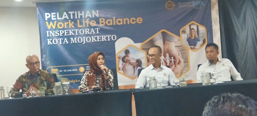 Walikota Mojokerto Ika Puspitasari saat buka diklat Work-life Ballance. SP/ DWI